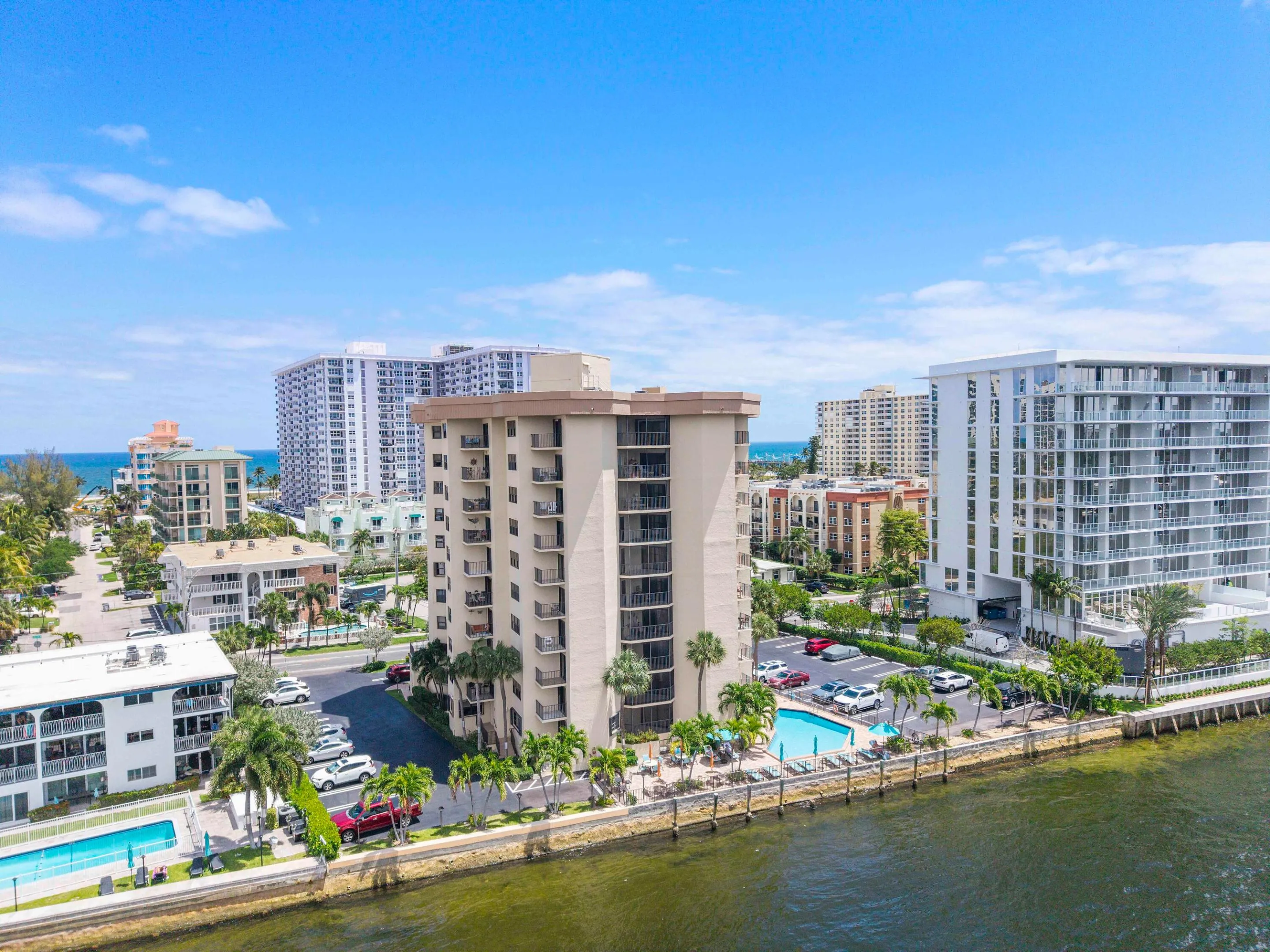 501 N Riverside Dr u203_010