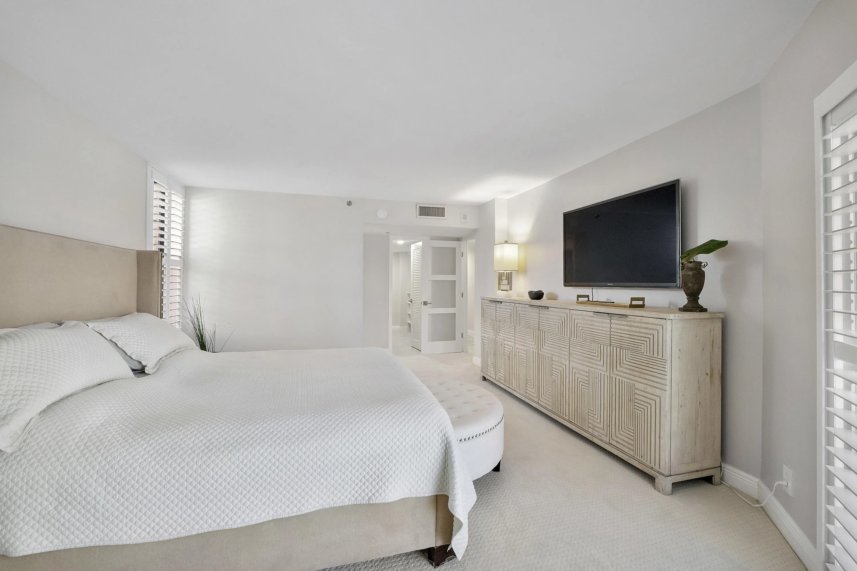 501 N Riverside Dr u203_022