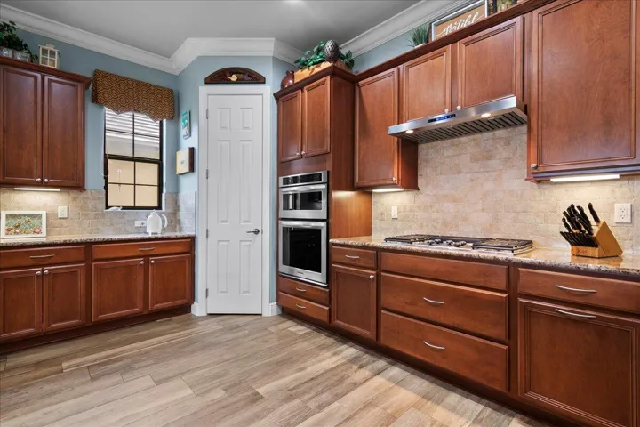 Corner pantry
