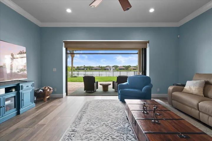 Open View to yard & lake