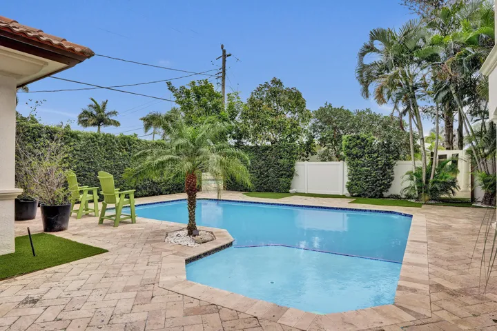 Huge pool facing East for all day Sun