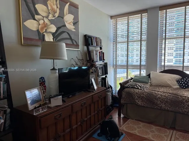 2nd bedroom (North)