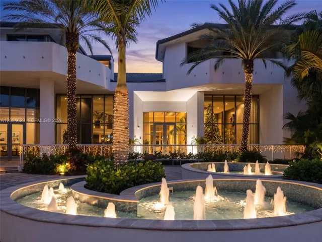 This elegantly illuminated fountain located behind the terrace wall and in front of the New River transforms the night, with water cascading gracefully under the soft glow. Enjoy tranquil evenings by this stunning center piece, where every drop glistens like a gen in the moonlight.