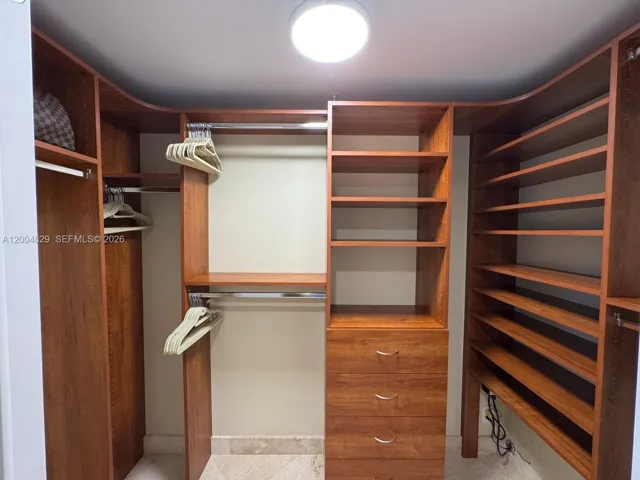 CLOSET ORGANIZER 1