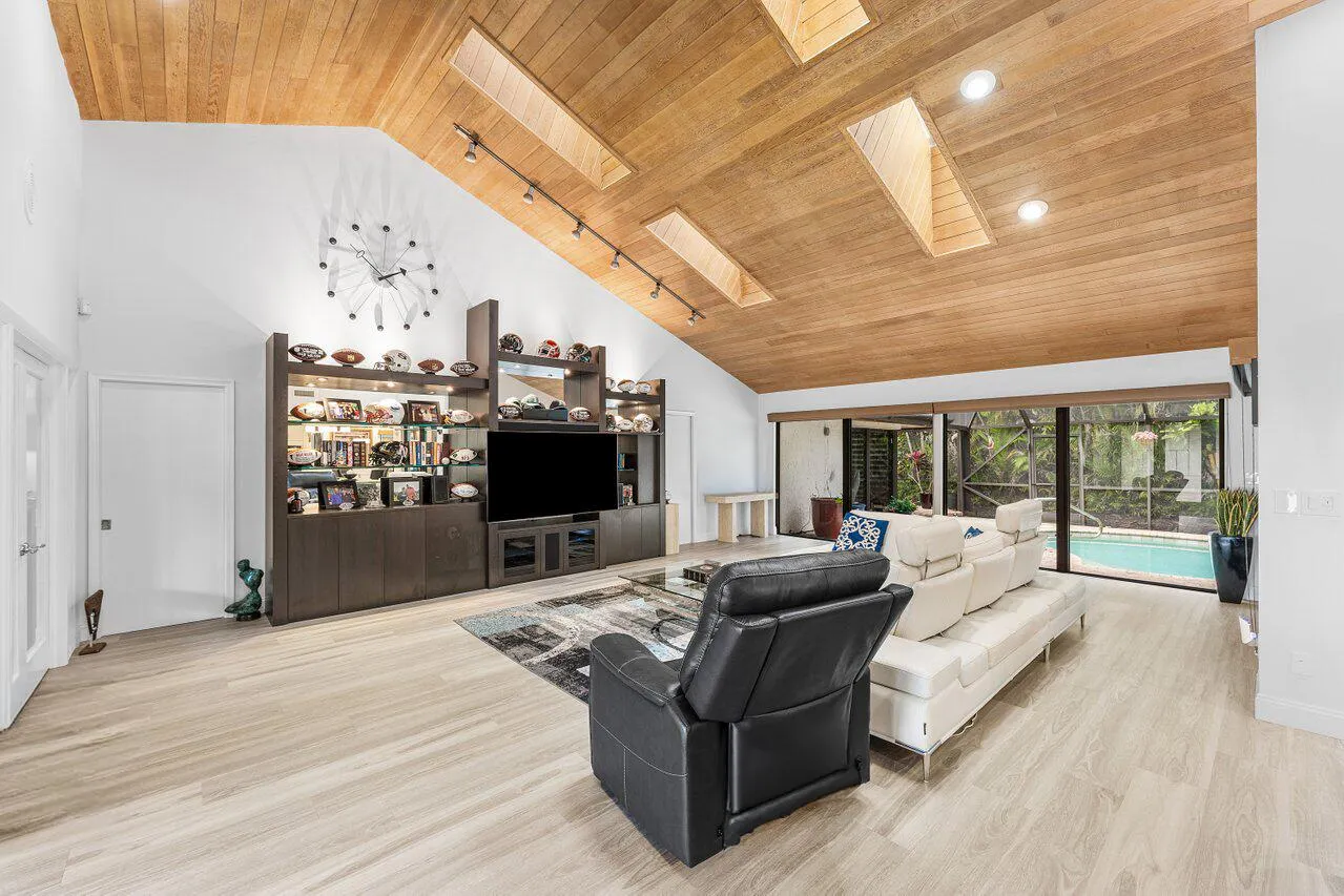 017-4382WhiteCedarLane