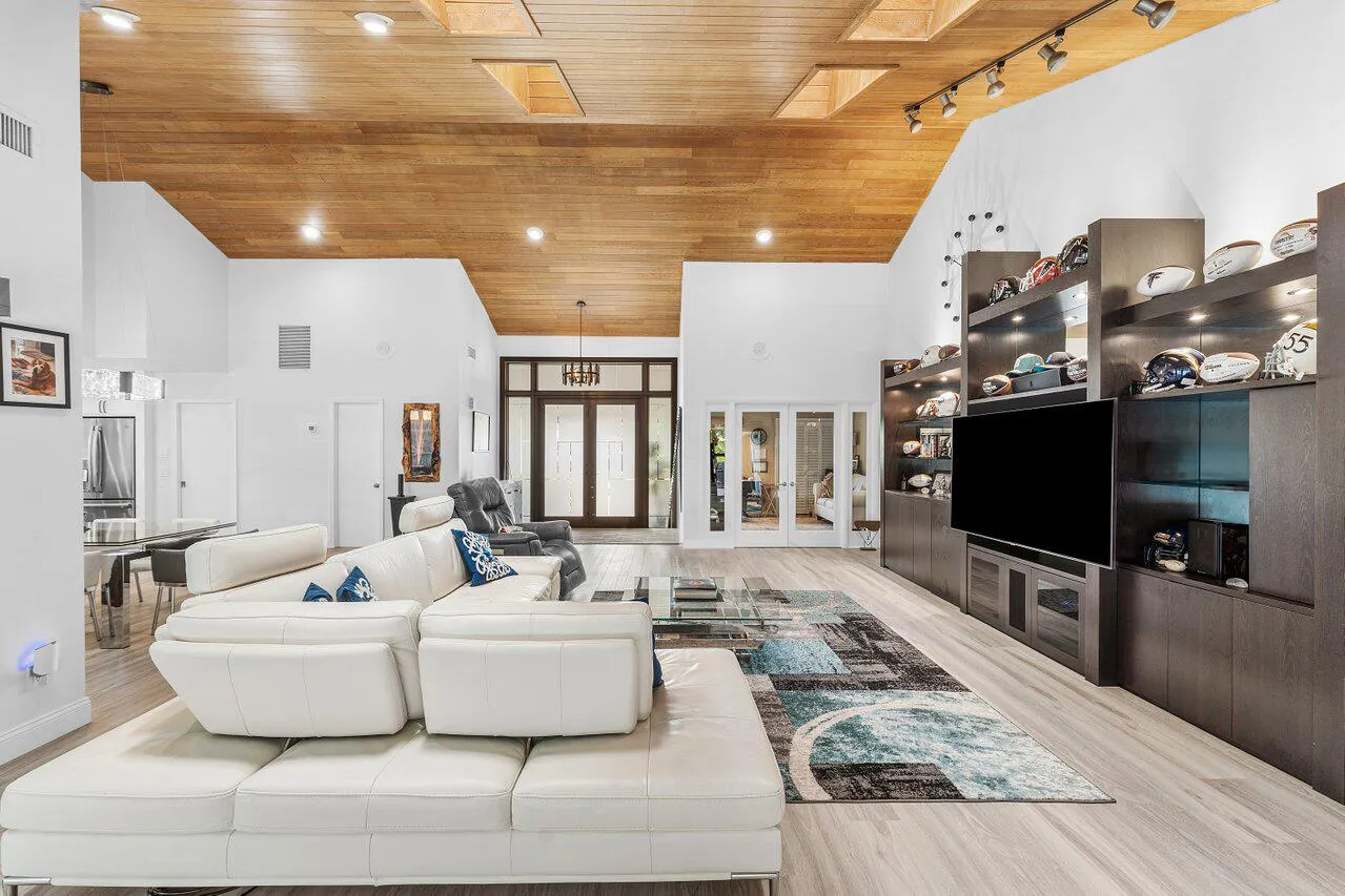 007-4382WhiteCedarLane
