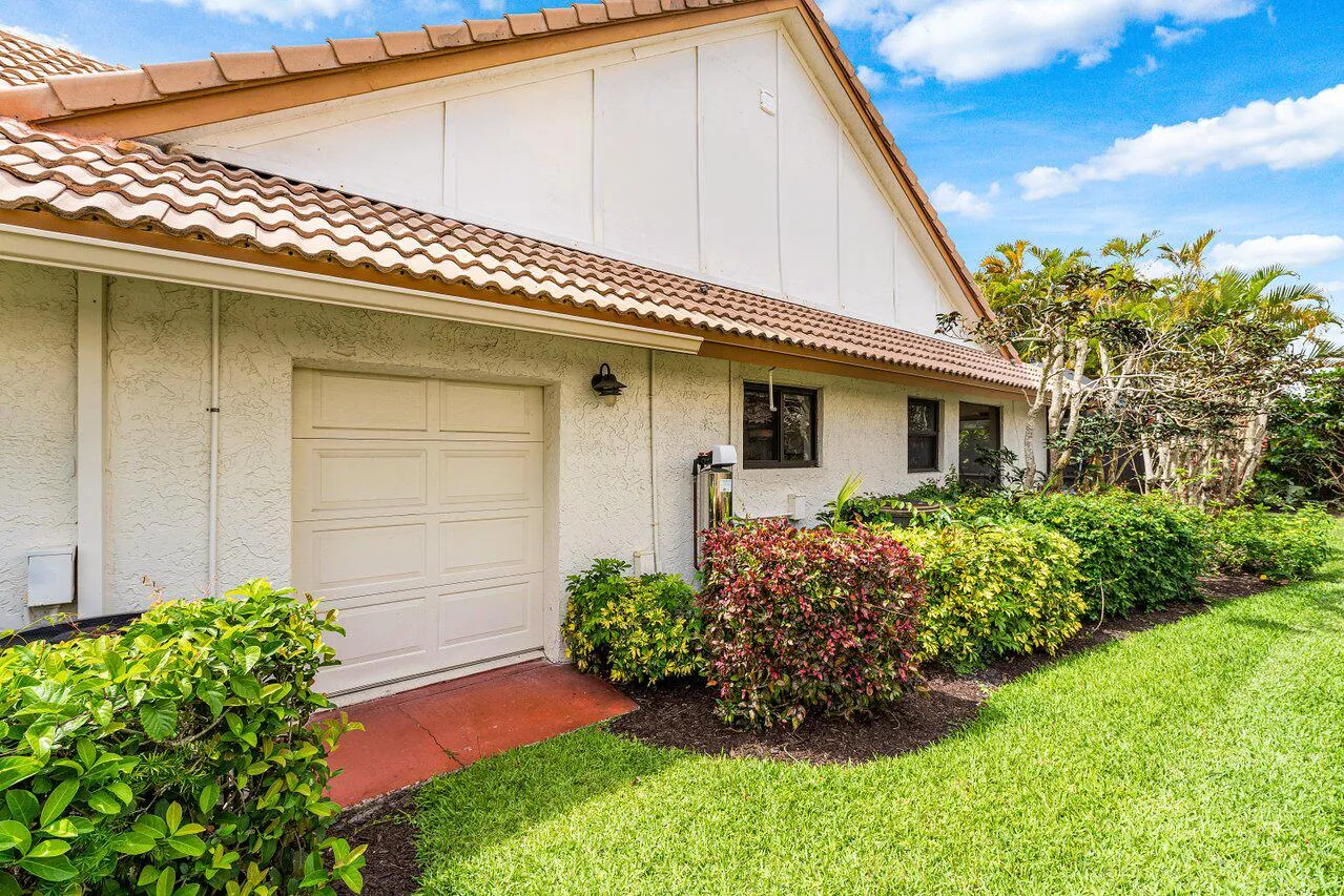 039-4382WhiteCedarLane