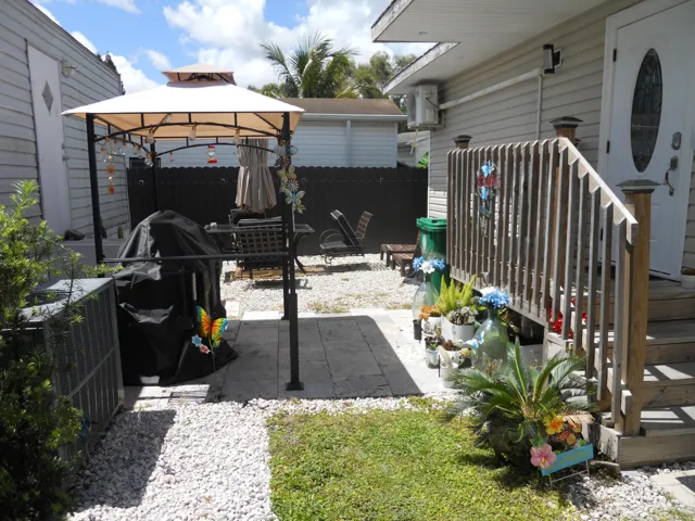 Entrance yard
