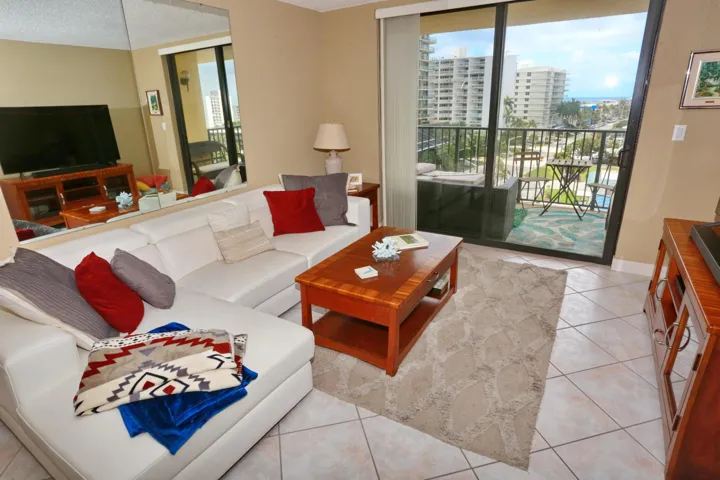 017-018-Living Room-4200x2800