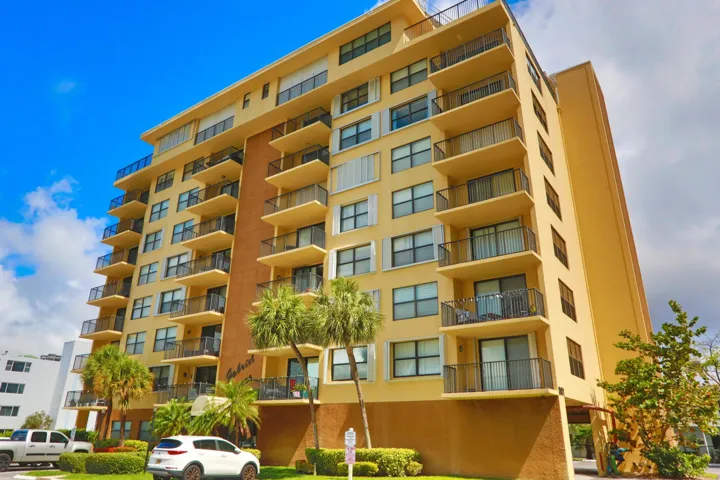 005-027-Exterior Front-4200x2800