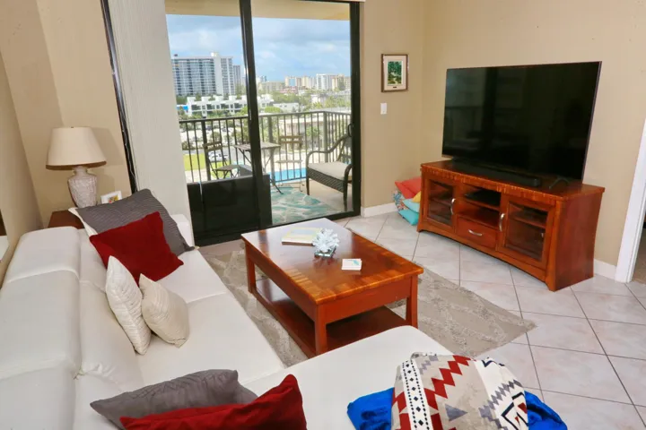 018-022-Living Room-4200x2800