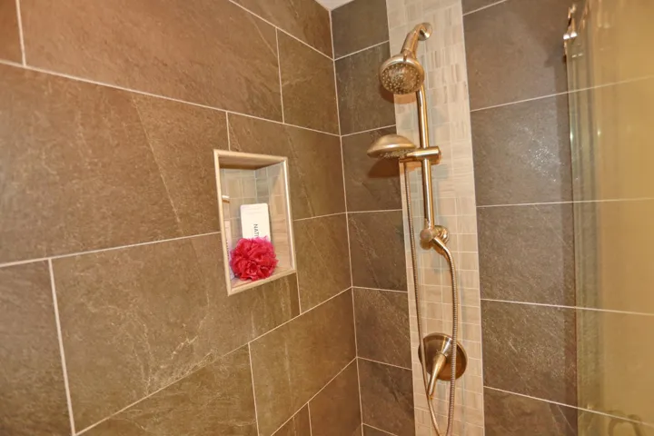 026-030-Master Shower-4200x2800
