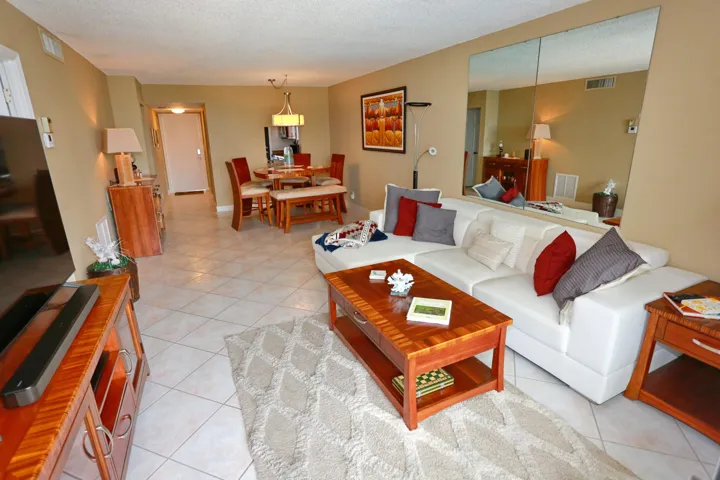 015-037-Living Room-4200x2800