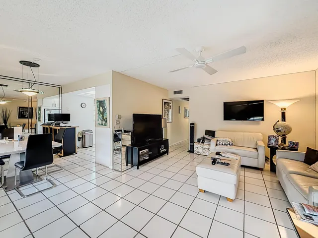 2114 Oakridge Circle #V-27