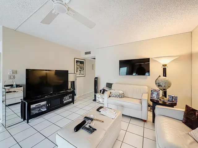 2114 Oakridge Circle #V-29