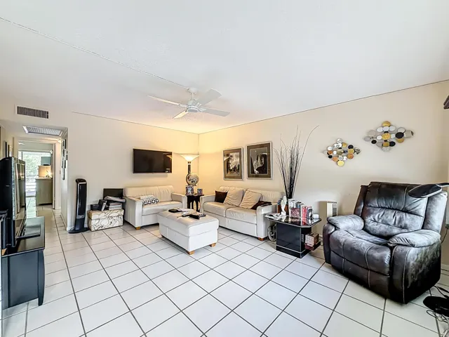 2114 Oakridge Circle #V-25