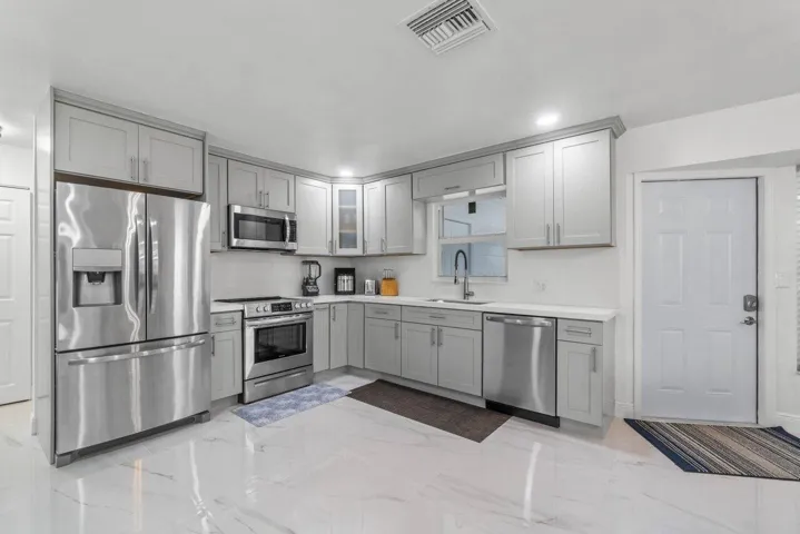 008-2233DockStreet-WestPalmBeach-FL-3340