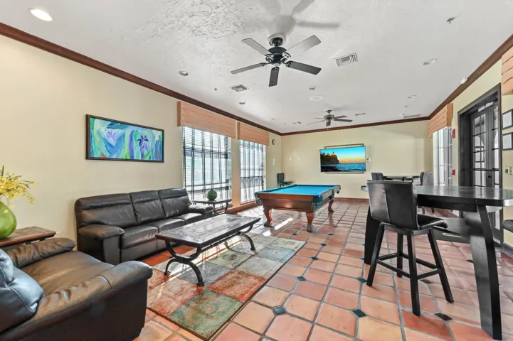 32 clubhouse 01