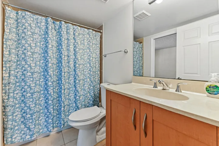 14 Bathroom 01