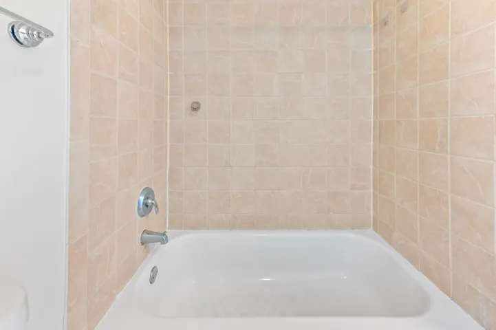 23 Bathroom 03