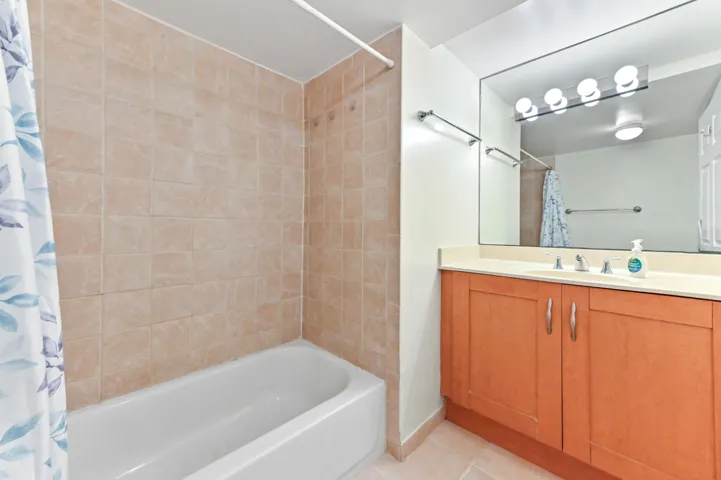 22 Bathroom 02
