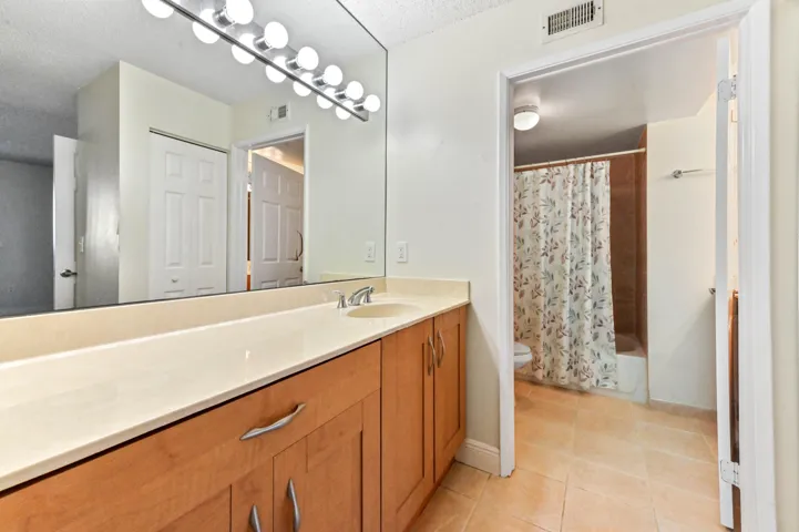 21 Bathroom 01