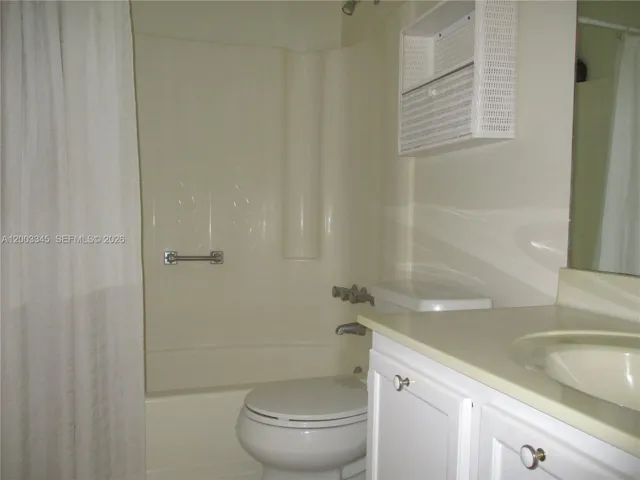 GUEST BATHROOM WITH SHOWER & TUB