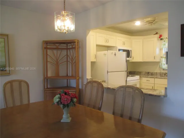 SPACIOUS DINING AREA