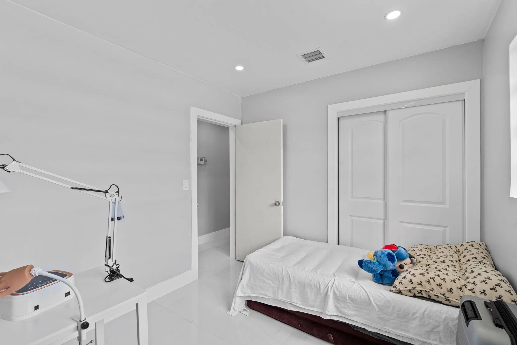Bedroom. 3
