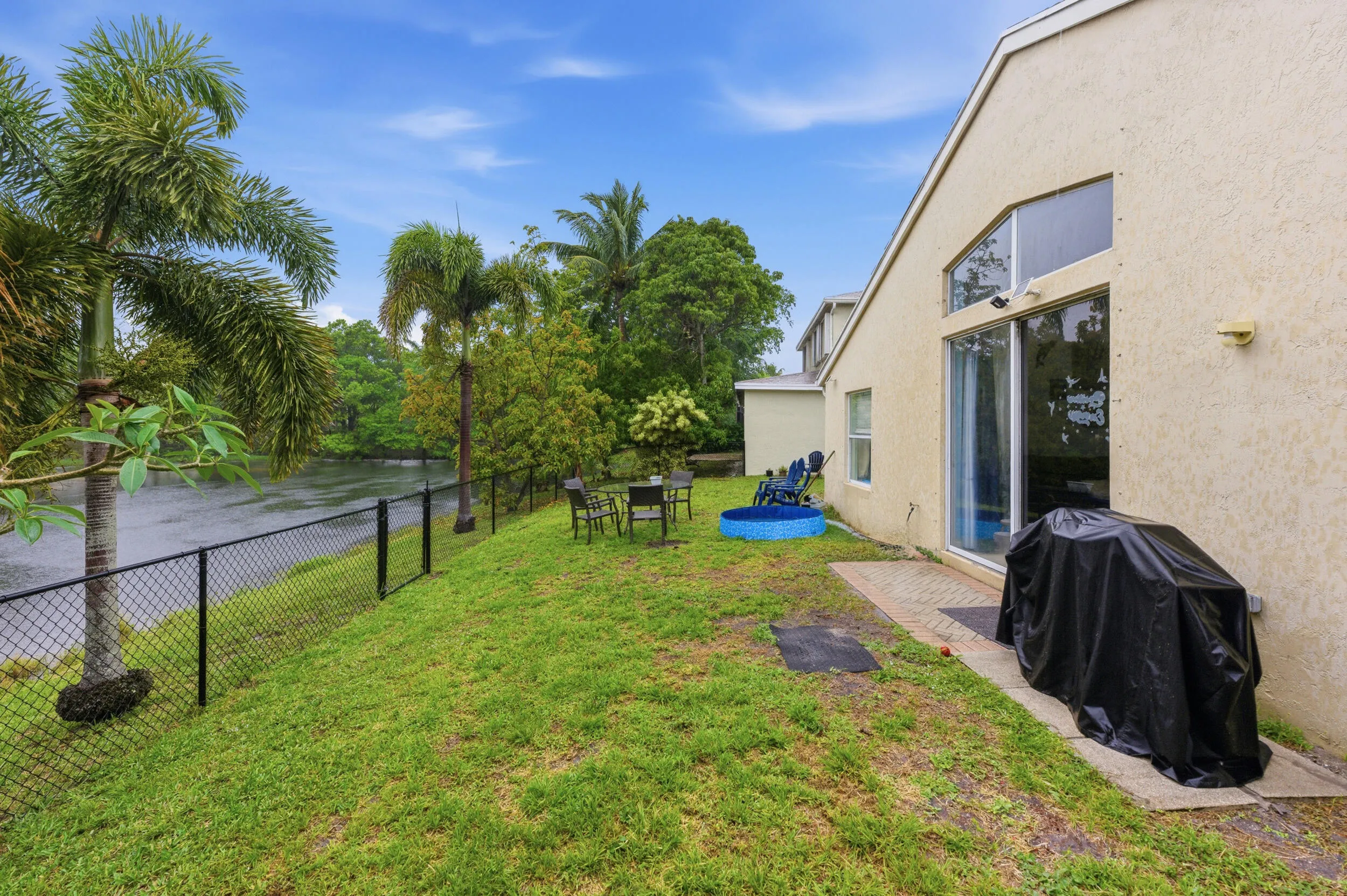 Fully fenced, large backyard - Copy