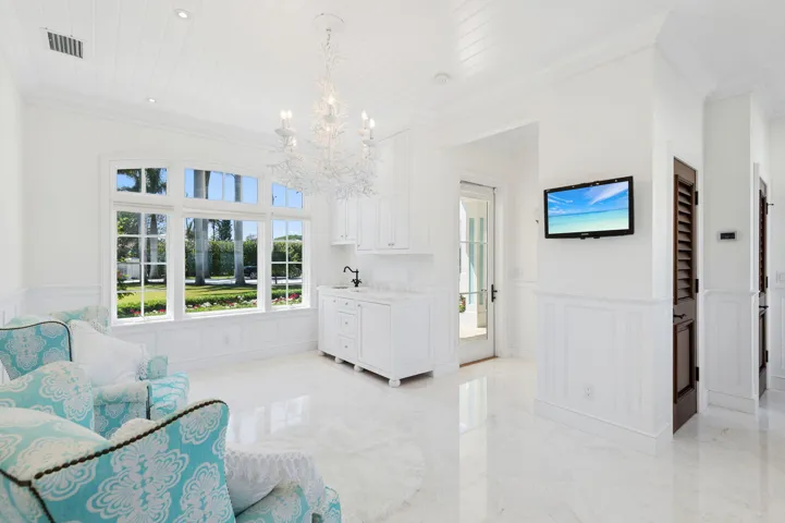 Guest_Suite_3__4__Spacious_Private_Livin
