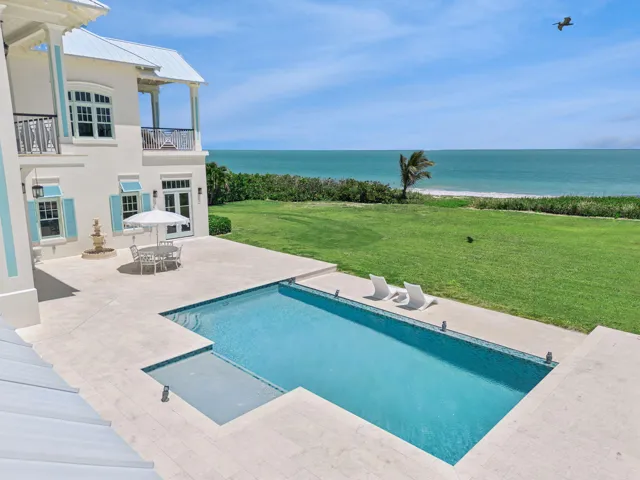 Backyard_Paradise__Expansive_Pool__Loung