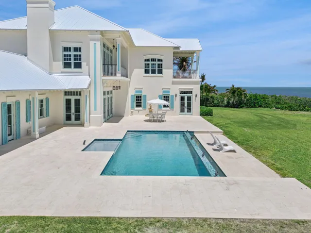 Backyard_Paradise__Expansive_Pool__Loung
