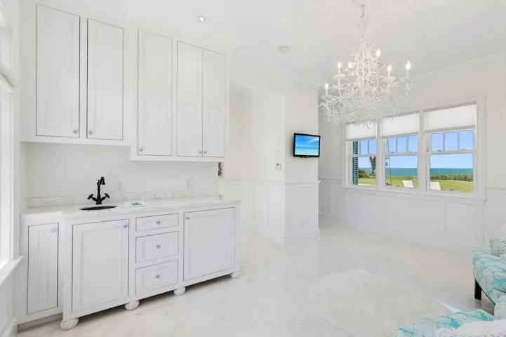Guest_Suite_3__4__Spacious_Private_Livin