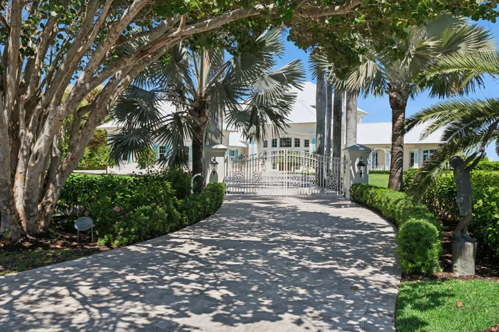 Front_Approach__Private_Drive__Lush_Trop