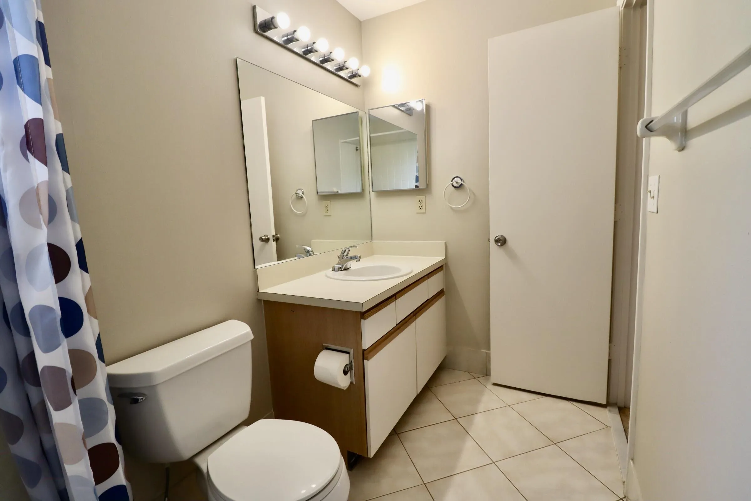 30-Full Bath 1