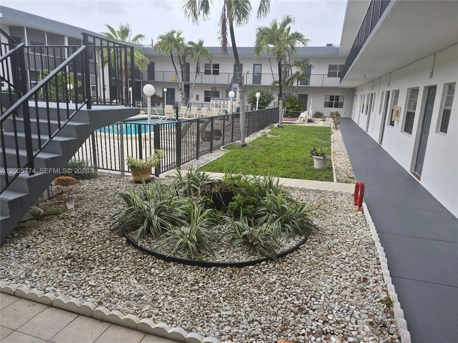 Pool area - 415 NE 2nd ST - apt 202, Hallandade, FL