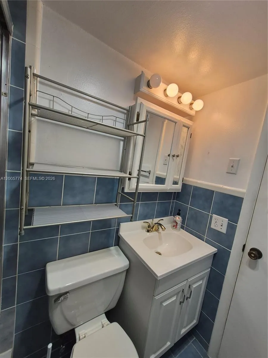 Master bathroom 2º. view - 415 NE 2nd ST - apt 202, Hallandade, FL