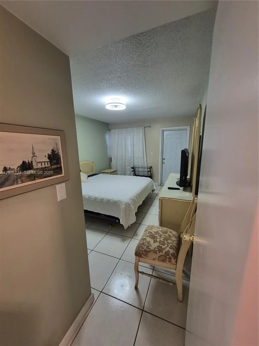 Master bedroom - 415 NE 2nd ST - apt 202, Hallandade, FL