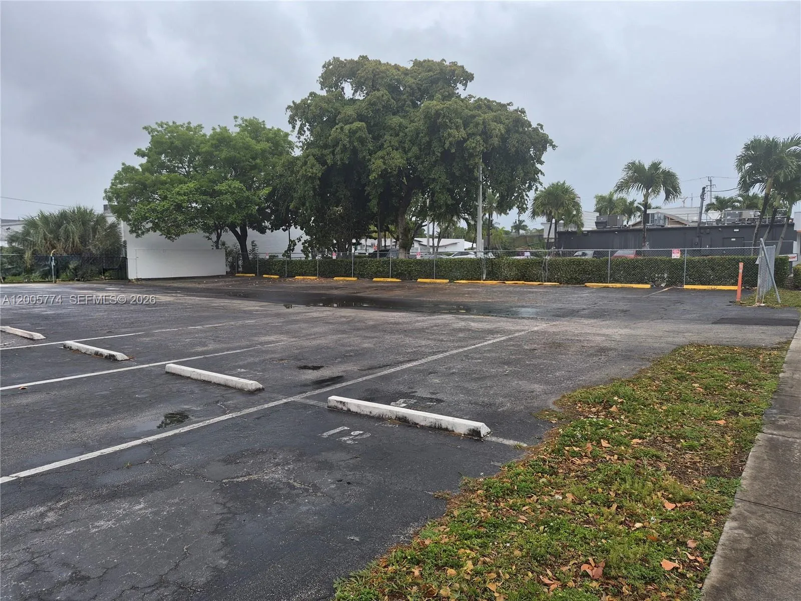 Guest parking - 415 NE 2nd ST - apt 202, Hallandade, FL