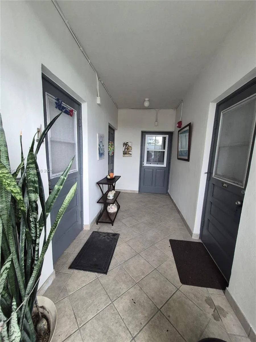 Apartment entrance - 415 NE 2nd ST - apt 202, Hallandade, FL
