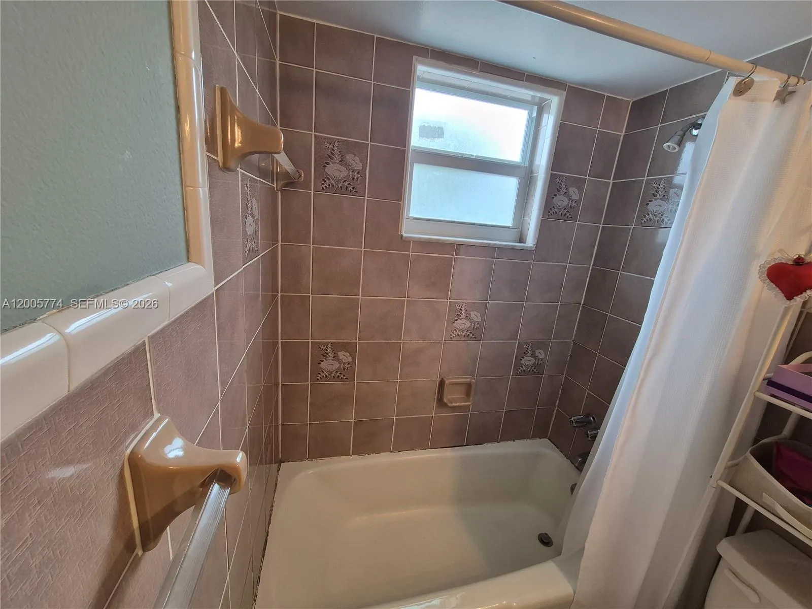 Guest bathroom 2º. view - 415 NE 2nd ST - apt 202, Hallandade, FL