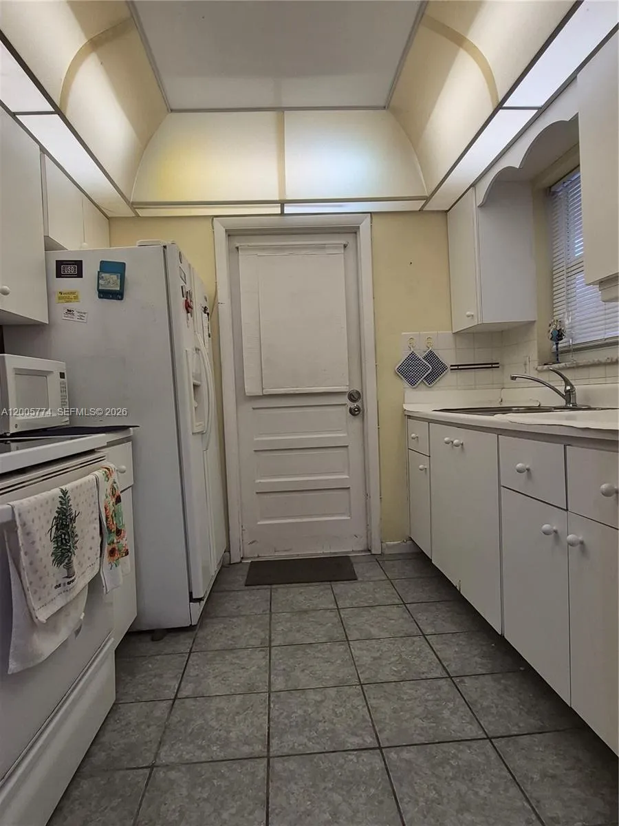 Kitchen 2º. view - 415 NE 2nd ST - apt 202, Hallandade, FL