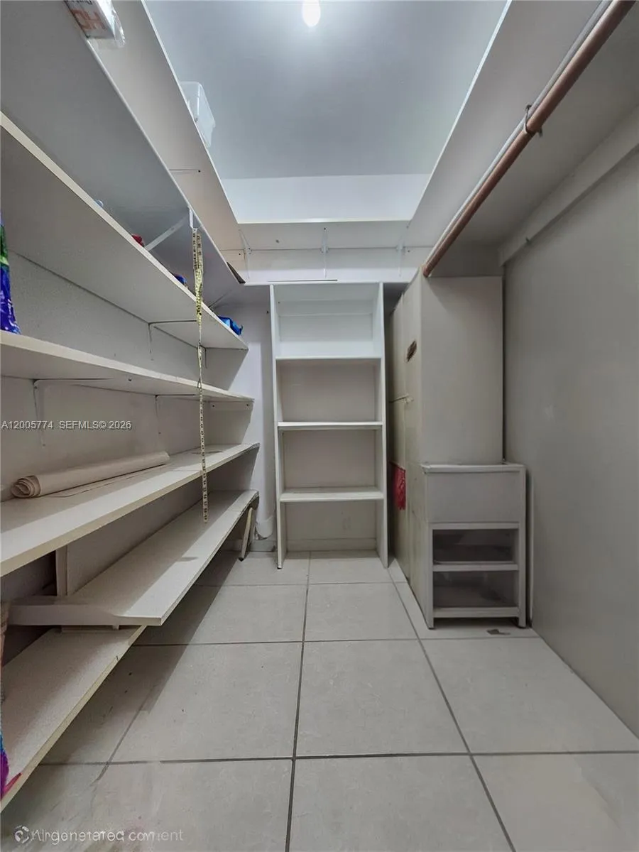 Closet - 415 NE 2nd ST - apt 202, Hallandade, FL