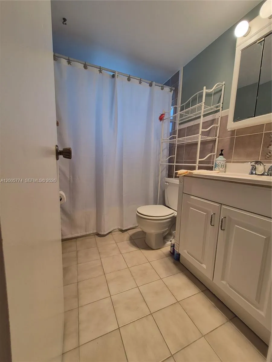 Guest Bathroom - 415 NE 2nd ST - apt 202, Hallandade, FL