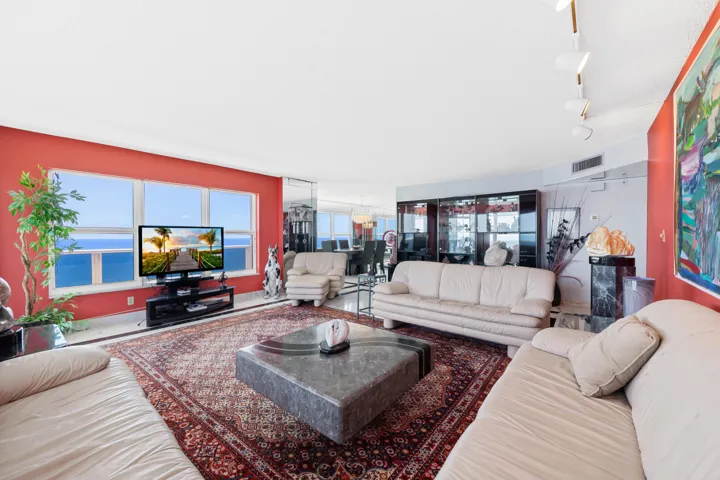Living room w/ direct ocean veiws.