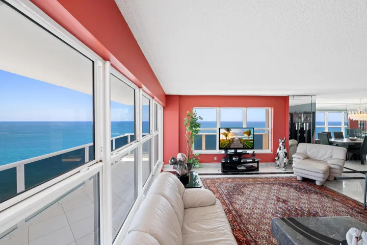 Living room w/ direct ocean veiws.
