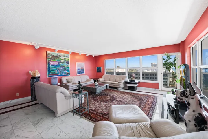 Living room w/ direct ocean veiws.