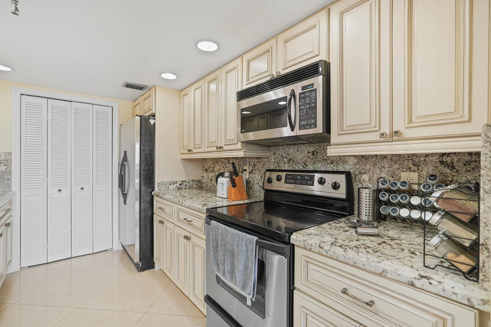 859 Jeffery St 506 new pic 4