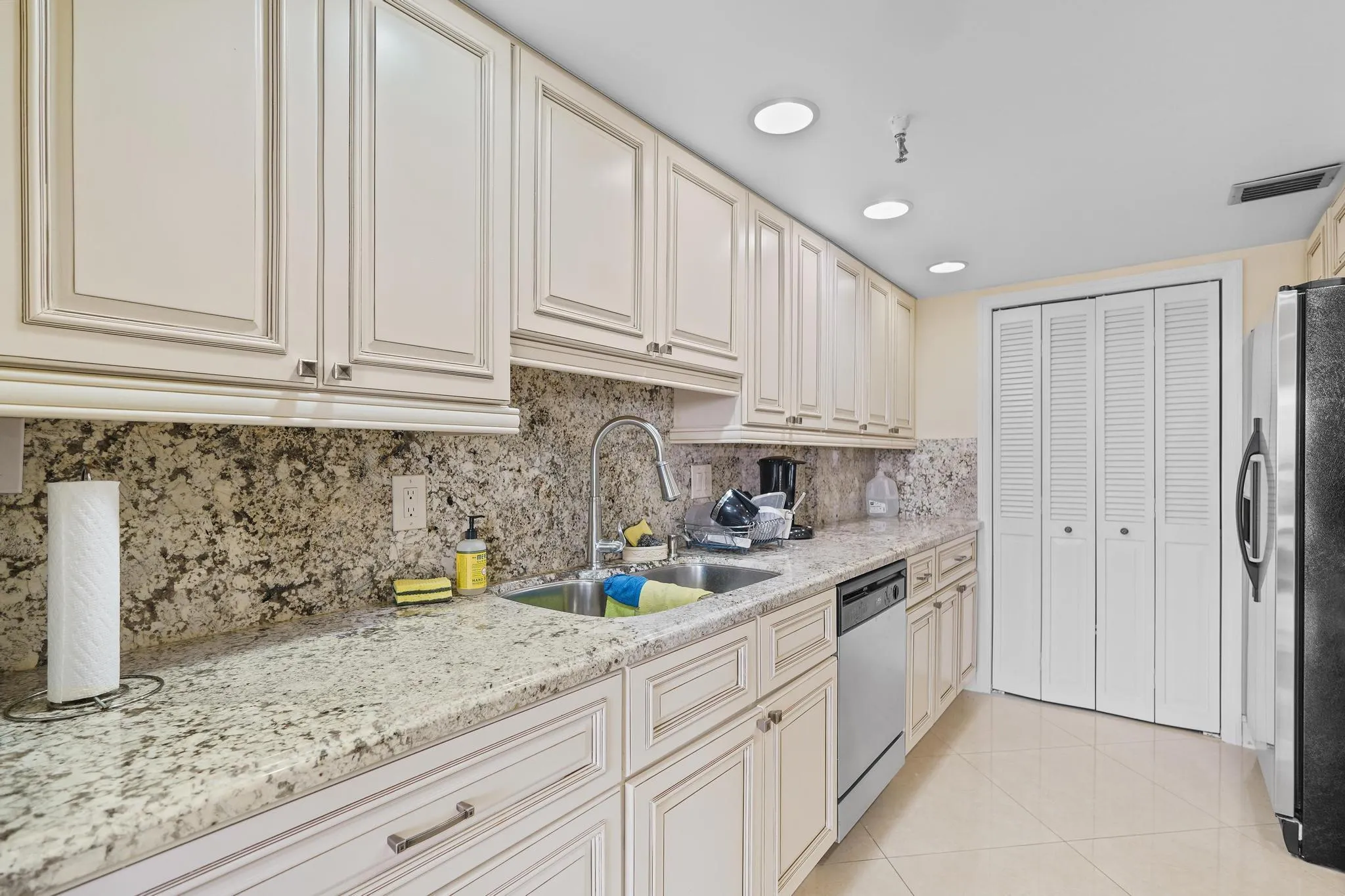 859 Jeffery St 506 new pic 5